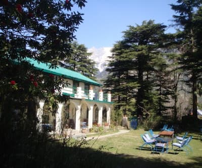 https://imgcld.yatra.com/ytimages/image/upload/t_hotel_yatra_city_desktop/v1437553324/Domestic Hotels/Hotels_Dharamshala/Hotel Eagles Nest/GARDEN SITTING.jpg